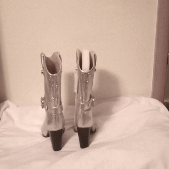 Rhinestones boots, pointed toes silver, size 8 and 3 1/2 inches high. - Picture 2 of 6